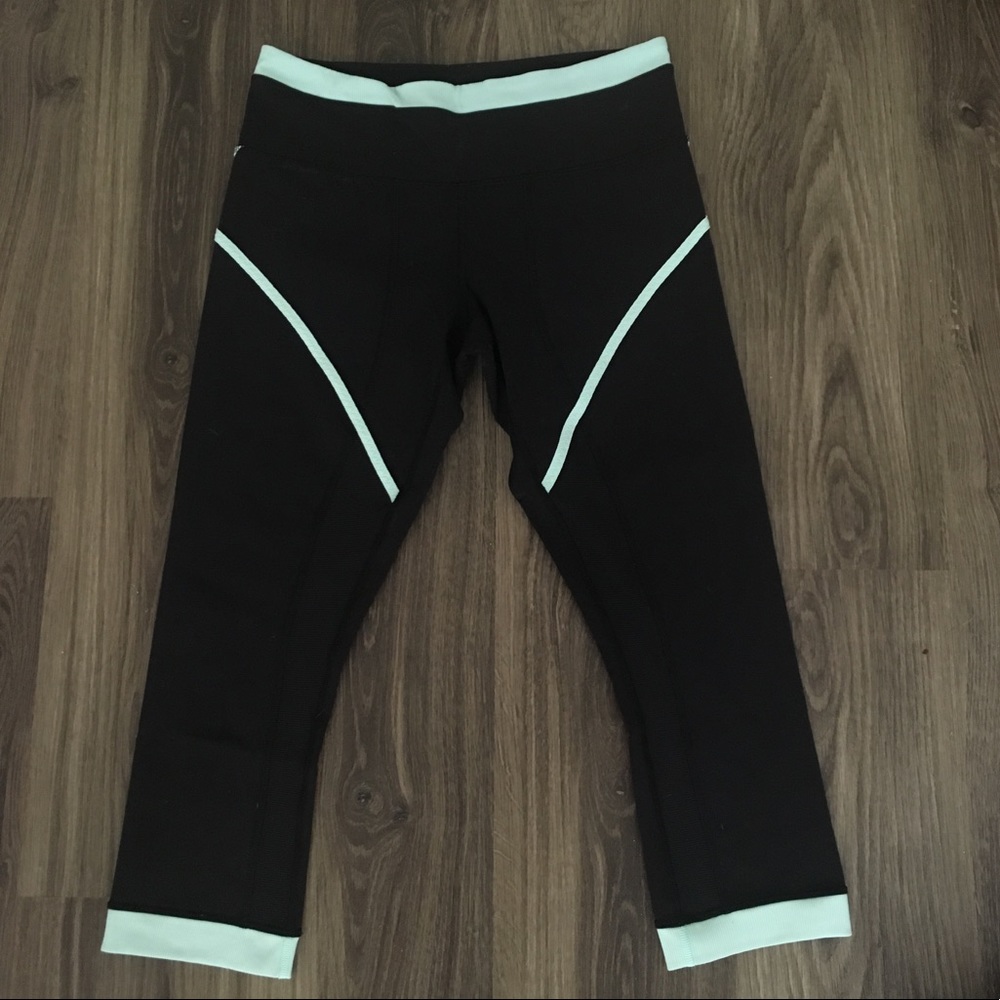 PRICE DROP! Lululemon Black Wunder Under Luon Crop